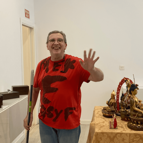 voluntario dando un saludo